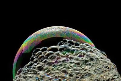 Мыльные пузыри: красочные обои на телефон в формате webp