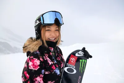 Фон снежных гор: обои Snowboarding sexy girl в формате WebP