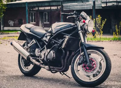 Обои для iPhone Suzuki Bandit 400: В разных стилях