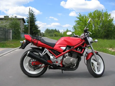 Обои для iPhone Suzuki Bandit 400: Эстетика в каждом пикселе