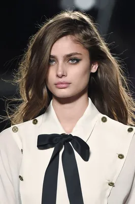 Taylor Hill: Изысканные обои для телефона в высоком разрешении