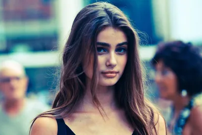 Оформите рабочий стол красотой Taylor Hill: Скачивайте обои бесплатно