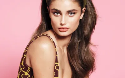 Скачать бесплатно обои Taylor Hill на iPhone и Android