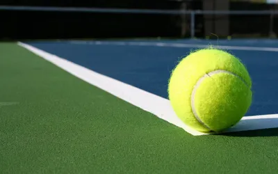 Теннис: скачать обои с теннисной площадкой бесплатно