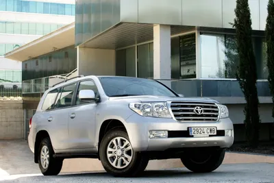 Toyota Land Cruiser 200: качественные обои в формате jpg